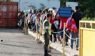 Хиляди венецуелци преминаха границата с Колумбия