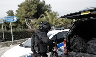 Полицай, охраняващ председателката на Върховния съд на Гърция, беше ранен от коктейл Молотов
