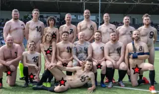 Отбор от чисто голи игра футболен мач с облечени (СНИМКИ)