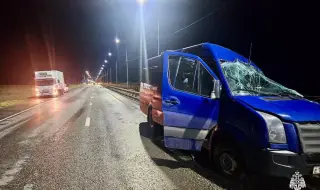 Седем души загинаха при челен сблъсък на микробус и камион в руската република Калмикия