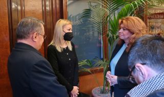 Йотова разговаря със студенти от българския лекторат в Болонския университет