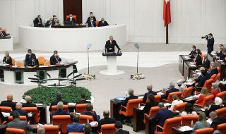 Новите депутати! Известни личности, сред които футболист и бивша "Мис Турция", влизат в турския парламент