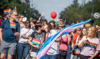 Унгария предлага забрана за осиновяване на деца от еднополови двойки
