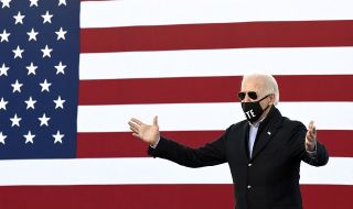 Президентът Байдън: Знамената в САЩ да се свалят наполовина след достигане на 500 хиляди жертви от COVID-19 