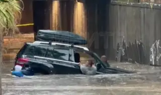 Силен порой се изля във Варна, кола затъна в подлез (ВИДЕО)