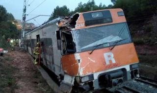 Влак дерайлира край Барселона, има загинал (СНИМКИ)