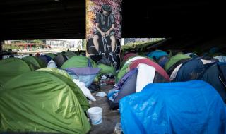 Евакуират мигрантски лагер край Париж