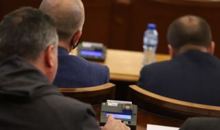 Партиите се облажиха преди Коледа