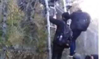 Мигранти нахлуват в България със стълби