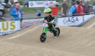 Дете реши, че иска да се забавлява, а не да печели (ВИДЕО)