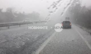 Силна градушка спря движението по „Хемус”