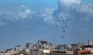 Спускането на хуманитарна помощ с парашути над Газа продължава