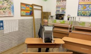 Ахмед Доган е сред първите гласували