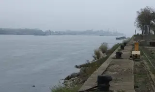 Кораб, заседнал срещу Свищов в румънската част на р. Дунав, потъва