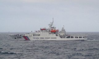 Напрежение в Южнокитайско море! Китайската брегова охрана използва водни оръдия срещу филипински кораби