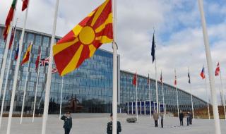 Знамето на Северна Македония се вее пред централата на НАТО