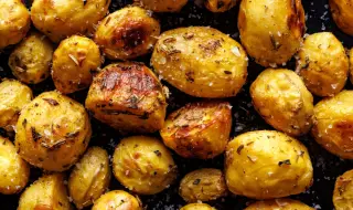 Рецепта на деня: Печени пресни картофи с чесново-медена глазура