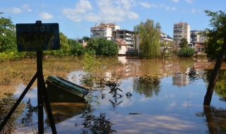 Недостиг на питейна вода и риск от зарази в наводнените райони в Гърция