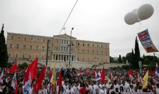 Атина скована от протести