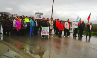 Жители на Сопот блокираха подбалканския път Бургас–София
