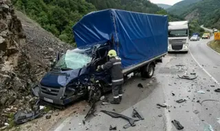 Тежка катастрофа с ТИР и пътнически микробус е станала край село Лютидол