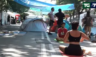 Hundreds sleep on the streets in Rome after dispute over building (VIDEO)