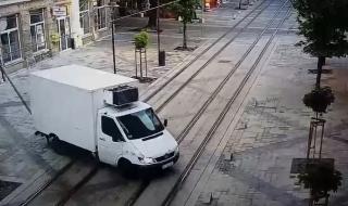 Бус събори стълб на "Графа" (ВИДЕО)