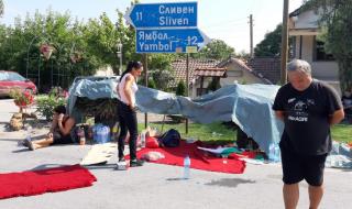 Втора нощ блокада на пътя Сливен – Ямбол от протест срещу избиването на прасета