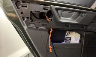 Защо собственици на Rivian използват червени въжета в интериора на автомобилите си?