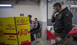 Половин милион души в Израел вече са с четвърта доза ваксина