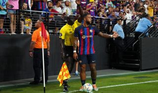 Ювентус може да отърве Барселона от Депай