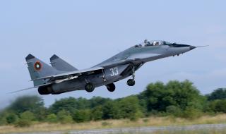 НАТО: България почти достига целта за разходи за отбрана