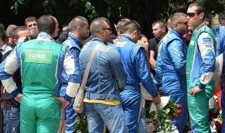 Стотици се простиха със загиналия пилот Тодор Славов