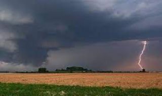 Валежи и гръмотевици в цялата страна