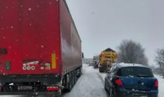 Зимната обстановка предизвика хаос в страната ОБЗОР