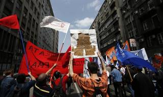 Първомайски протест пред парламента в Белград