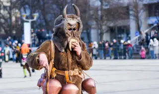 32-ят Международен фестивал на маскарадните игри „Сурва“ е в разгара си - СНИМКИ