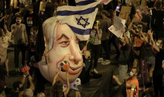 Нараства обществения гняв срещу този лидер (СНИМКИ)