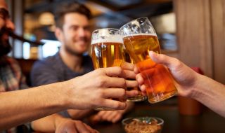 Израелски бар черпи с питие всеки ваксиниран