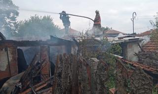 Търсят мъж в пепелта на изгоряла къща