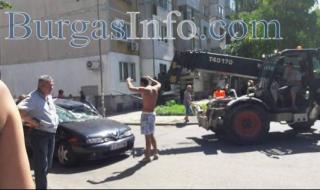 Багер прониза кола със семейство