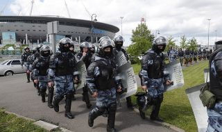 Бивш полицай стреля от блок в Екатеринбург, евакуират живущите в сградата (ВИДЕО)
