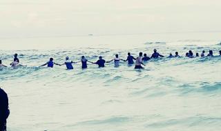 Уникално! Спасиха давещо се семейство с жива верига