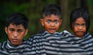 Племе в Индонезия има необичайно сини очи заради коварна болест (СНИМКИ)