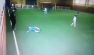 Руски футболен треньор изрита дете на тренировка (ВИДЕО)