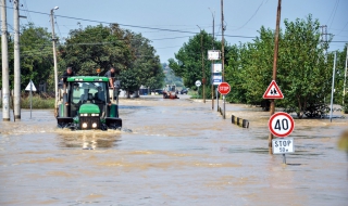Скъсана стена на язовир наводнила Мизия