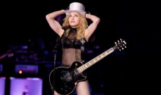 Мадона се снима по патерица и... гола (СНИМКА)