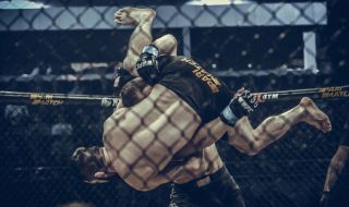 Нокаутираха MMA съдия с „търкаляща се мълния“ (ВИДЕО)