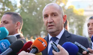 Радев се позиционира на изток от еврото