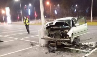 Хлапак катастрофира след среднощен дрифт на паркинг във Варна